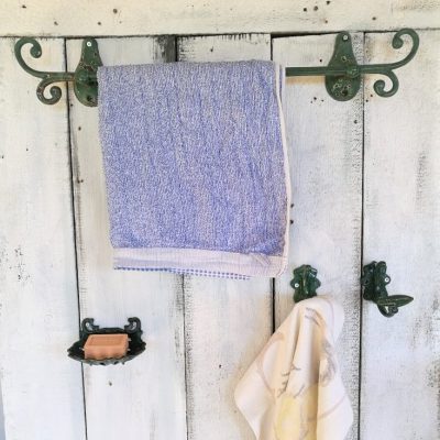 W013B- oud Frans handdoekenrek, zeepbakje badkamer