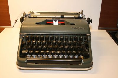 W138 - Vintage Olympia Typemachine SM3 De Luxe