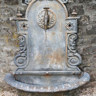 T017- Antiek gietijzeren Franse fontein