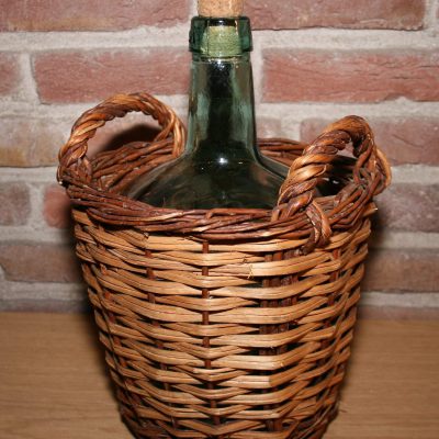 W005B- brocante wijnfles in mand; Viresa glas