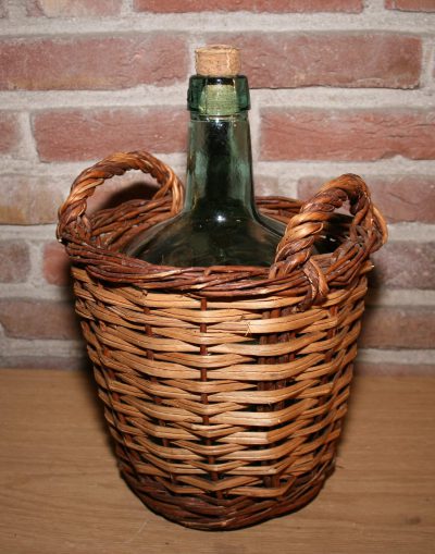 W005B- brocante wijnfles in mand; Viresa glas
