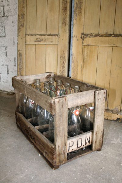 W003D-Frans houten kistje, wijn of bierkrat met 15 beugelflessen
