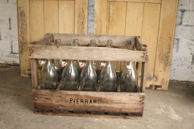W003D-Frans houten kistje, wijn of bierkrat met 15 beugelflessen