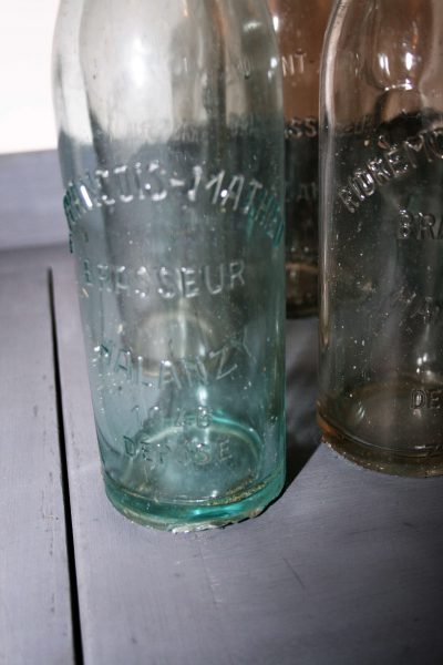 A103- oude glazen bier beugelflessen