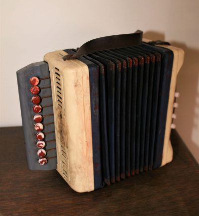 W002C- oud Russisch kinder- of speelgoed accordeon