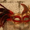 W035 - Venetiaans masker rode veren