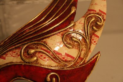 W035 - Venetiaans masker rode veren