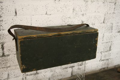 W089 - oude kist met hengsel