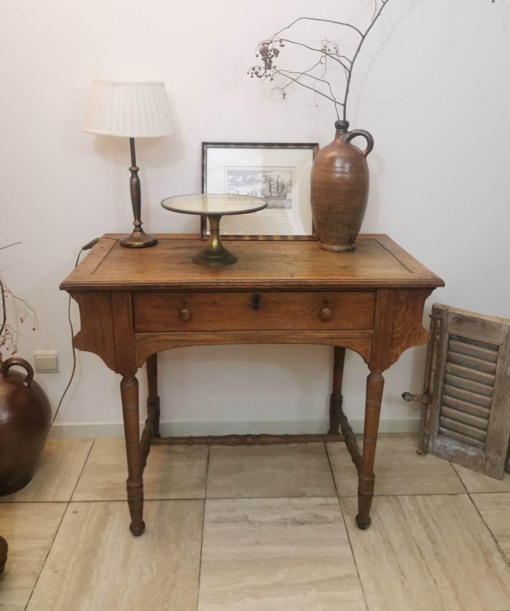 halen vochtigheid Belonend Oud Frans bureautje schrijftafeltje prachtige tafel sidetable mooie werkplek